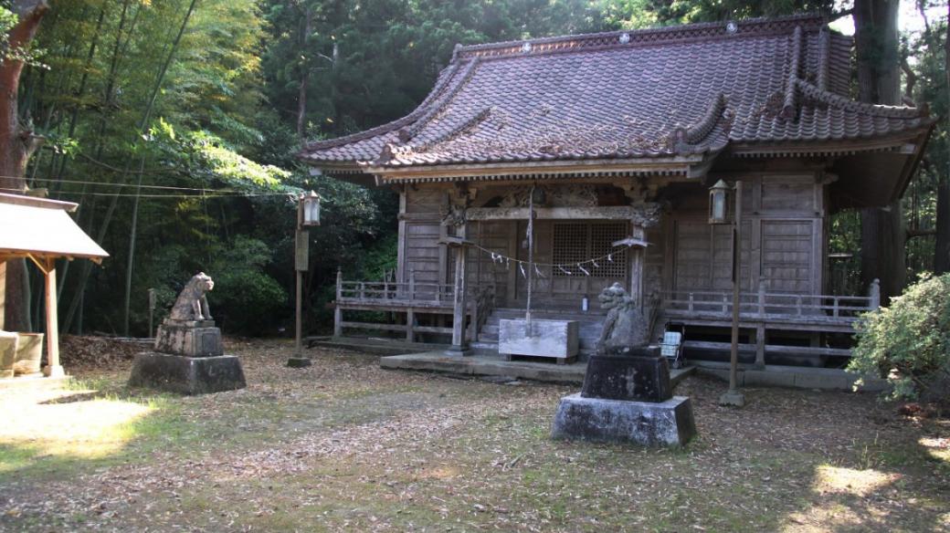 Staří lidé a matky s nejmenšími dětmi našli útočiště v šintoistické svatyni. Ostatní zůstali na mrazu venku
