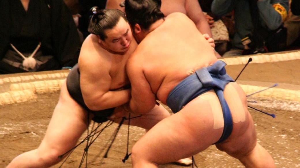 Sumó je svázáno se staletou tradicí, jeho příznivců však v Japonsku ubývá