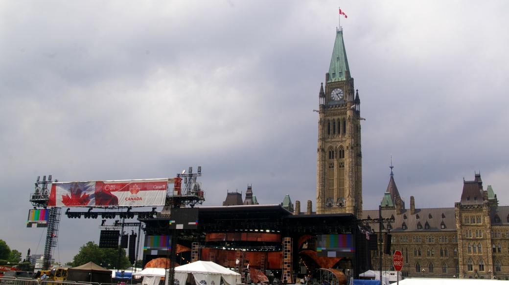 Na oslavy vzniku kanadského státu shlíží z věže parlamentu každý den jiná vlajka
