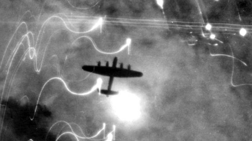 Avro Lancaster při náletu na Hamburk