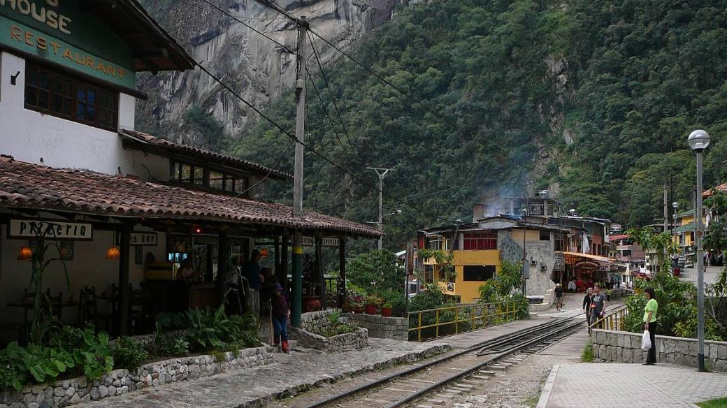 Městečko Aguas Calientes, konečná vlaku pro turisty směřující na Machu Picchu, žádný duchovní význam neukrývá. Je čistě turistické