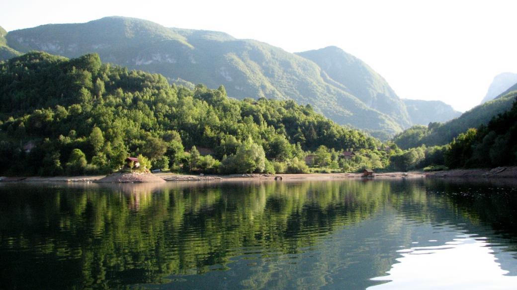 Poklidná hladina Višegradské přehrady a břehy bez jinak všudypřítomných turistů