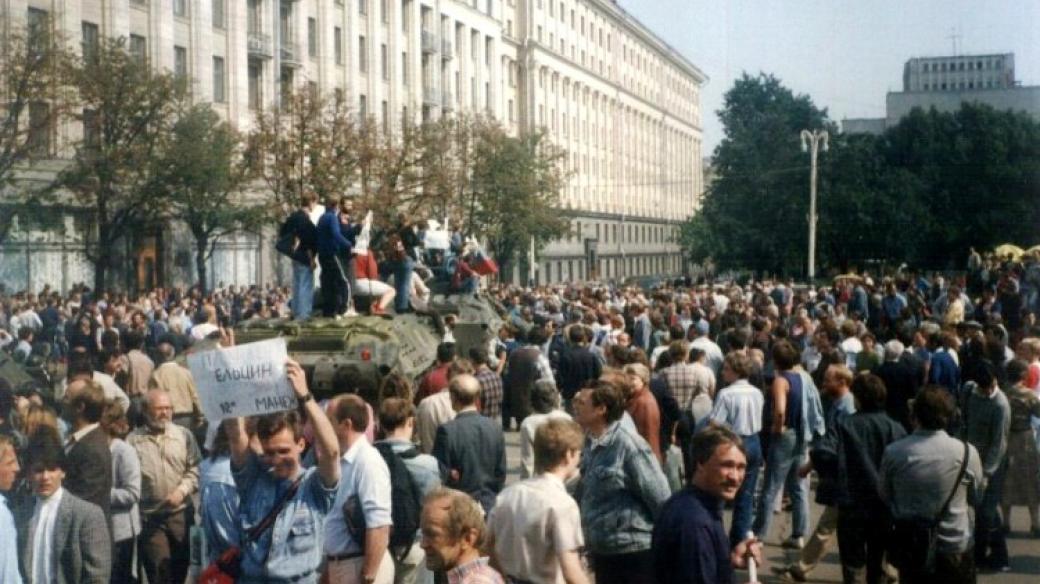 Moskvané demonstrují před Bílým domem během srpnového puče v roce 1991