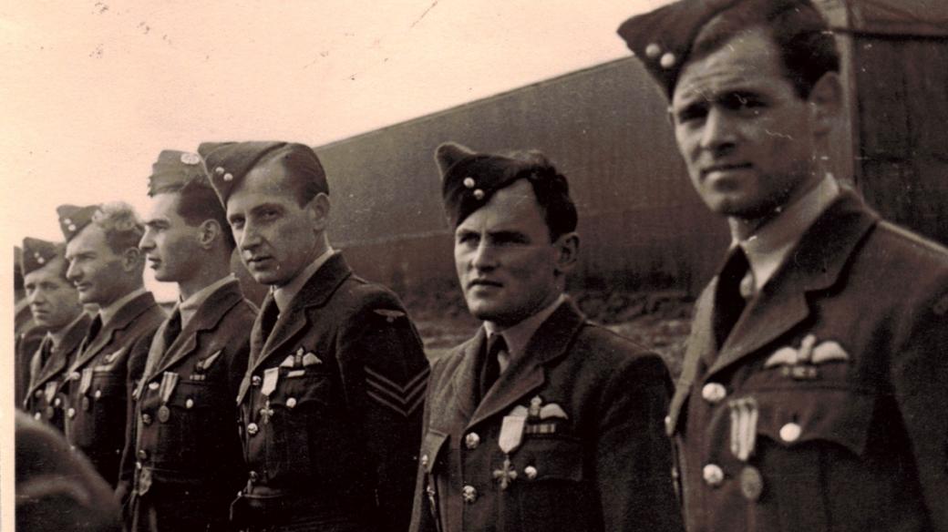 Arnošt Polák mezi jinými vyznamenanými prezidentem Edvardem Benešem na letišti Beaulieu v roce 1943