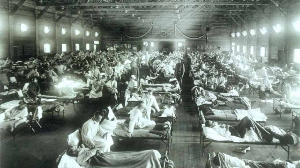 Fotografie z roku 1918, nemocnice v Camp Funston v Kansasu s pacienty, kteří onemocněli španělskou chřipkou