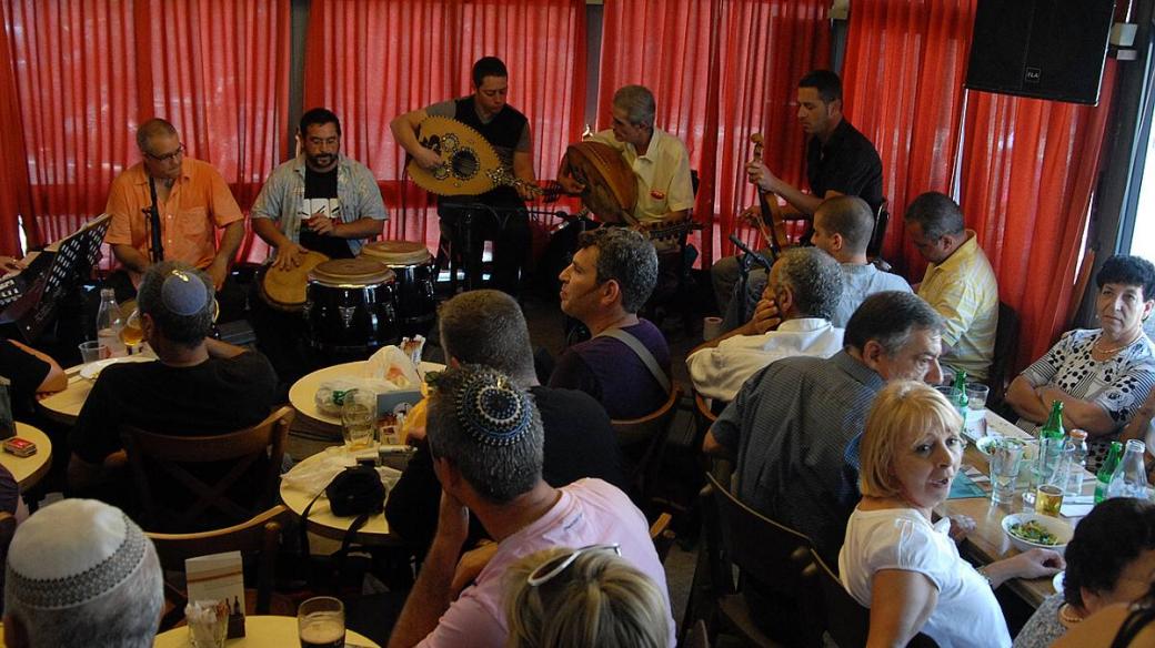 Předšábesové koncerty Ninovy orientální kapely plní jeruzalémskou kavárnu k prasknutí