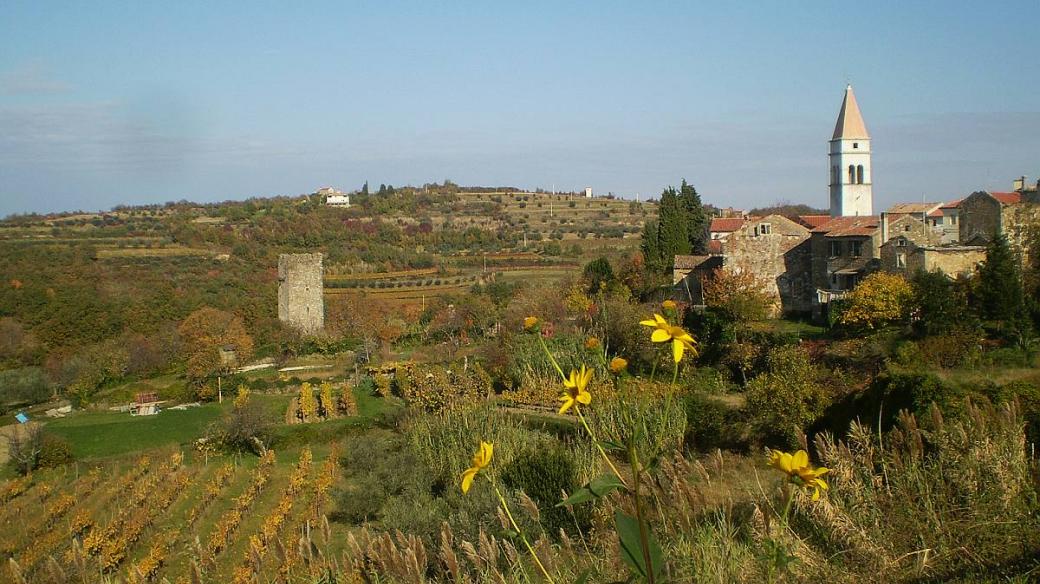 Pohľad na Momjan od vinárskych závodov Kabola je úchvatný