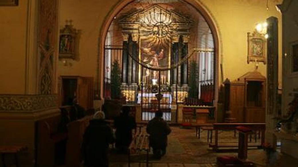 Údajný zázrak do polského kostela vábí stovky poutníků