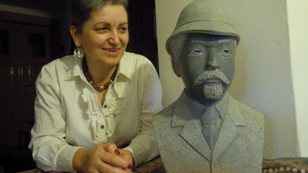 Afrikanistka Marie Imbrová s bustou českého cestovatele dr. Emila Holuba