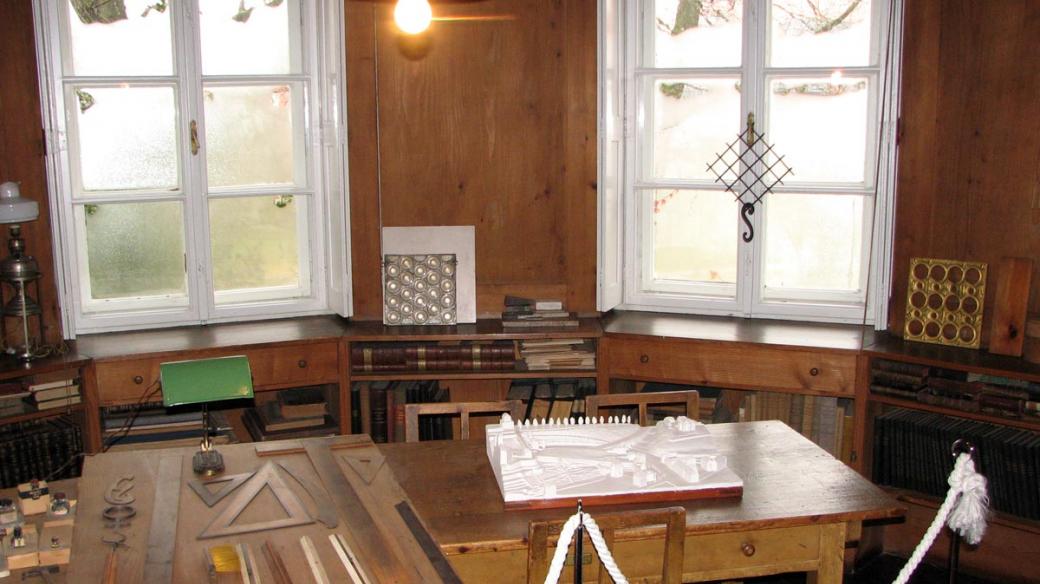 V Plečnikově pracovně jsou vystaveny osobní věci, které architekt potřeboval k práci, a také model silnice u Pražského hradu