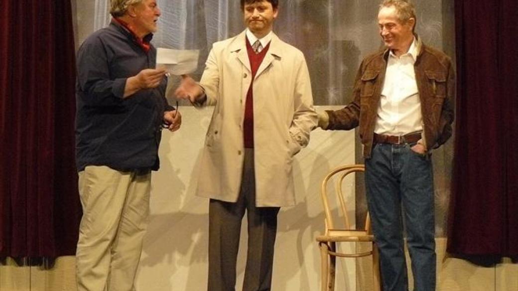 Herci Jan Tříska, Jan Hrušínský a Jan Kačer skvostně nastudovali hru Yasminy Rezy Kumšt, která patří bezesporu mezi nejúspěšnější komedie současnosti.