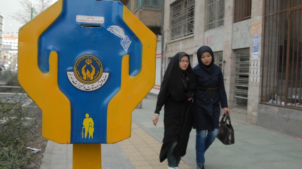 Statisíce Íránců drží nad vodou pomoc od nábožensko-sociálních organizací jako je Podpůrný fond imáma Chomejního.