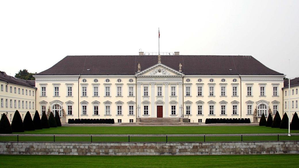 Klasicistní zámek byl postaven roku 1786 pro mladšího bratra Fridricha II.