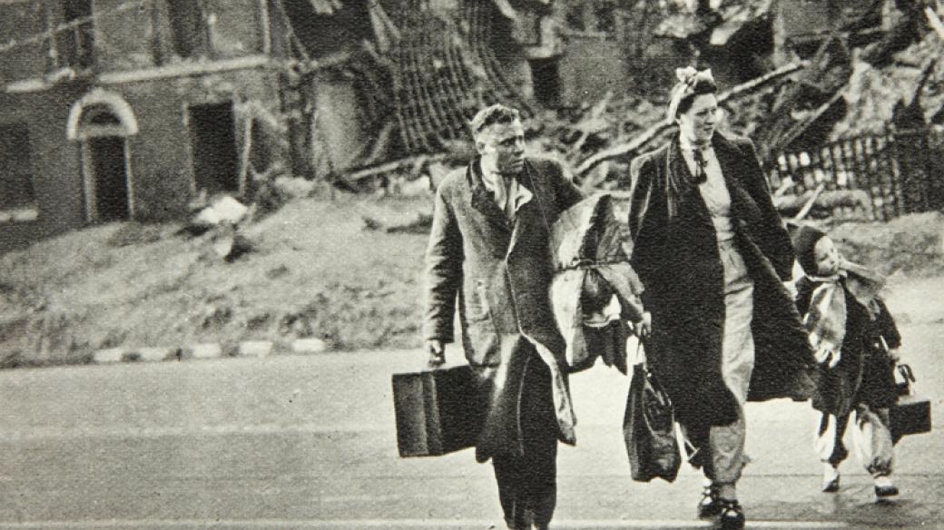 Britská rodina kráčí v roce 1941 se zavazadly z vybombardovaného domu