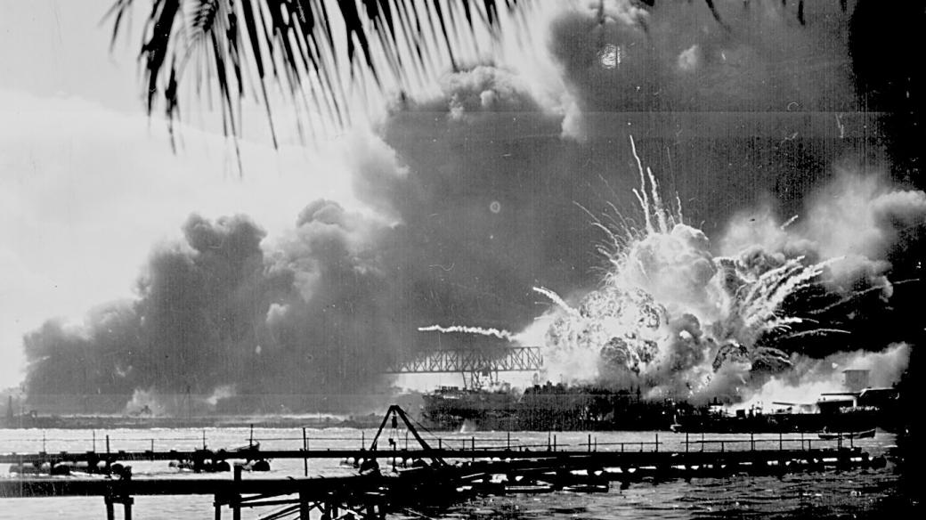 Exploze torpédoborce USS SHAW po zásahu japonským bombardérem, Pearl Harbor