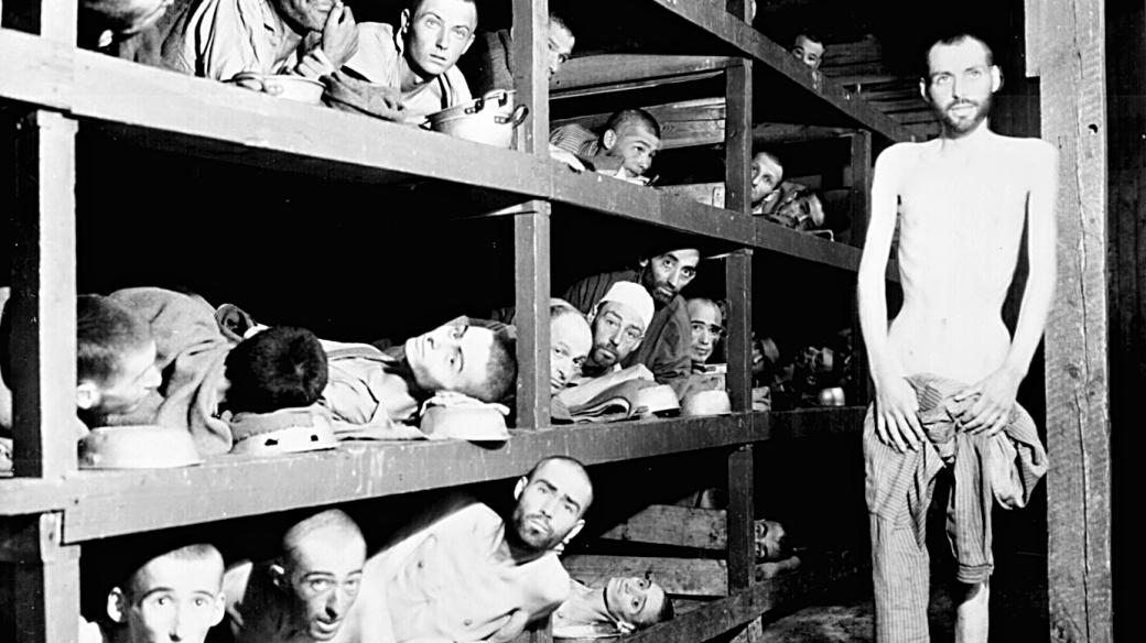 Vězňové z Buchenwaldu na snímku H. Millera, 16. dubna 1945