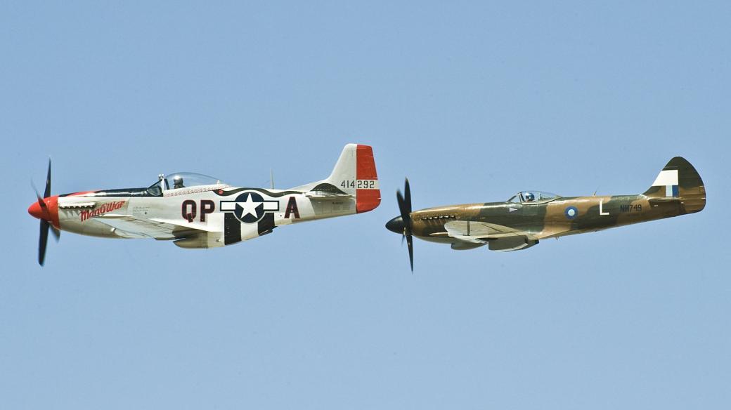 Vlevo P-51 Mustang, vpravo Supermarine Spitfire