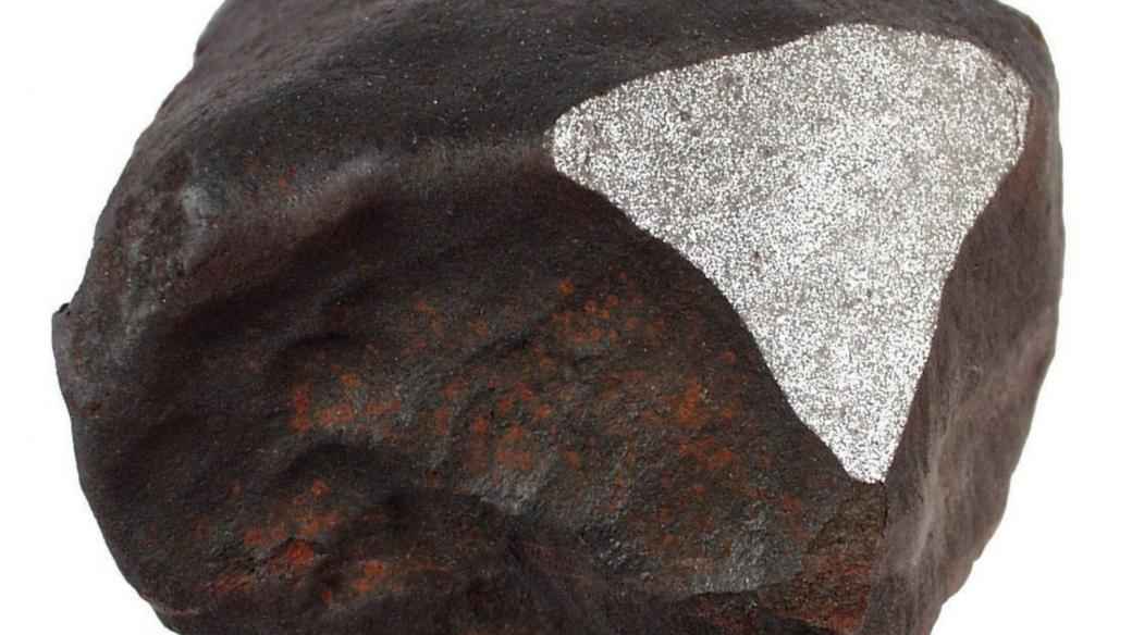 Meteorit Neuschwanstein I. měl hmotnost 1,75 kg. Na fotografii s vybroušenou ploškou odhalující jeho vnitřní strukturu.