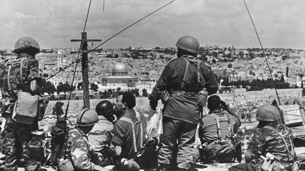 Izraelští vojáci před obsazením Jeruzaléma v šestidenní válce v roce 1967