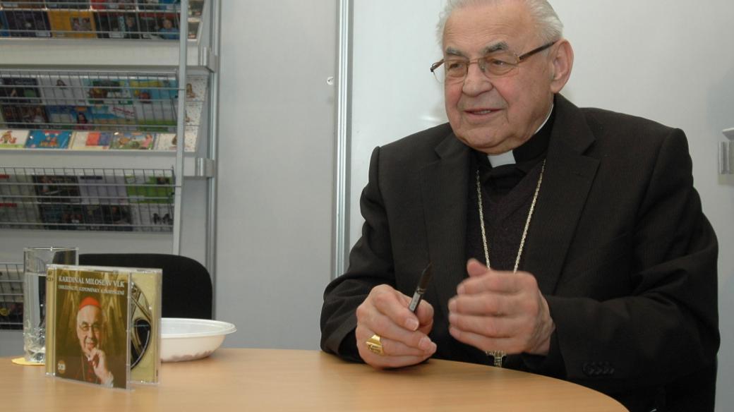 Kardinál Miloslav Vlk v den svých 80. narozenin podepisoval na veletrhu Svět knihy své 2 CD Ohlédnutí, vzpomínky a zamyšlení