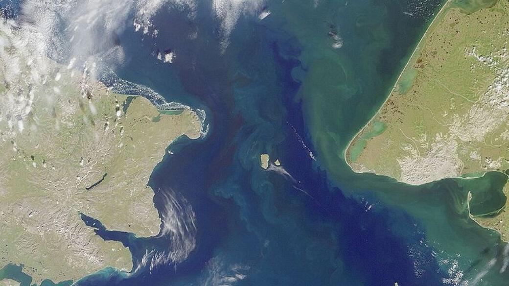 Satelitní snímky Beringova průlivu a Diomédových ostrovů (dva uprostřed)
