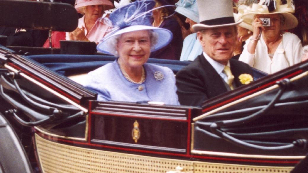 Královna Alžběta II. spolu se svým manželem princem Filipem přijiždí na Královské dostihy v Ascotu, 2003