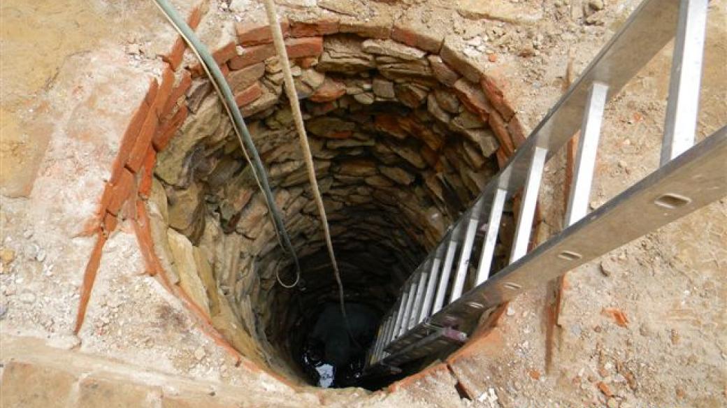Barokní studna je hluboká asi šest metrů