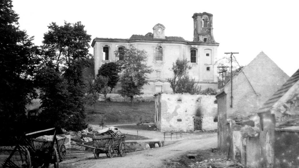 Pohled na střed vypálených Lidic s kostelem sv. Martina 11. června 1942 (unikátní snímek pořízený tajně českým četníkem Josefem Sýkorou)