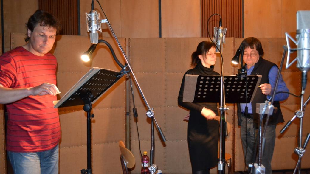 Zleva: Petr Houska, Tereza Vilišová a Tomáš Jirman při natáčení hry Jona Fosseho Noc zpívá své zpěvy