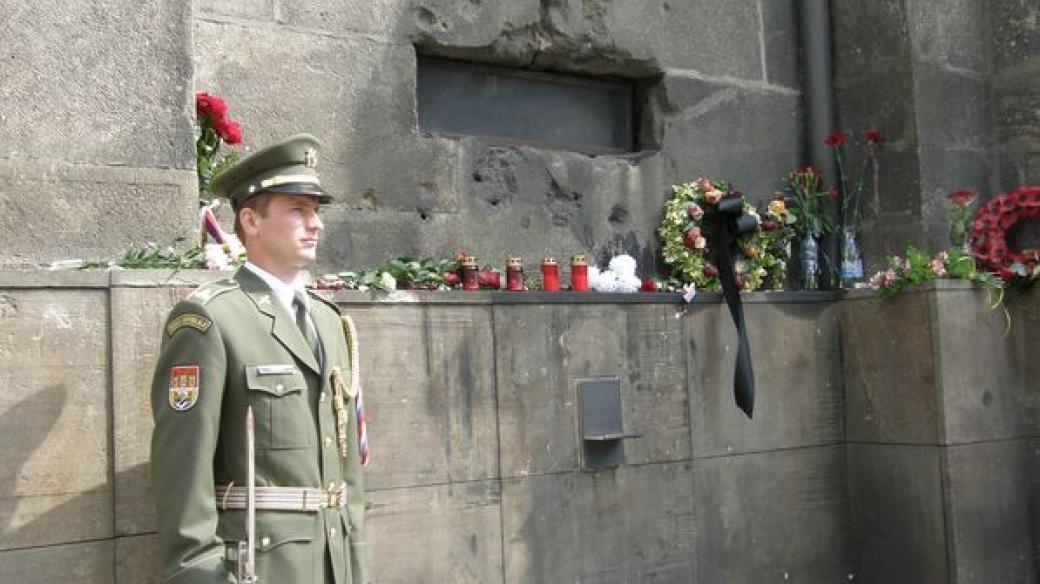 Pieta u památníku v Resslově ulici připomněla hrdinství Jana Kubiše, Jozefa Gabčíka a dalších pěti mladých vojáků