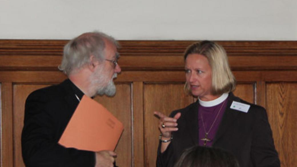 Anglikánský arcibiskup z Canterbury Rowan Williams s biskupkou Mary Gray-Reeves z El Camino Real v Kalifornii