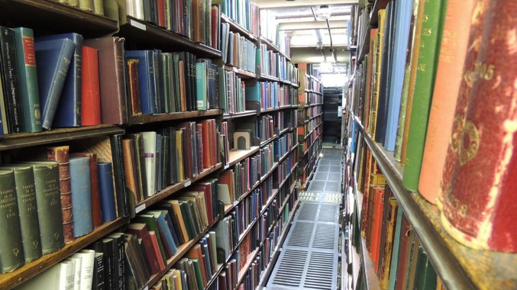 Celkem tu na otevřených policích opatrují milión knih