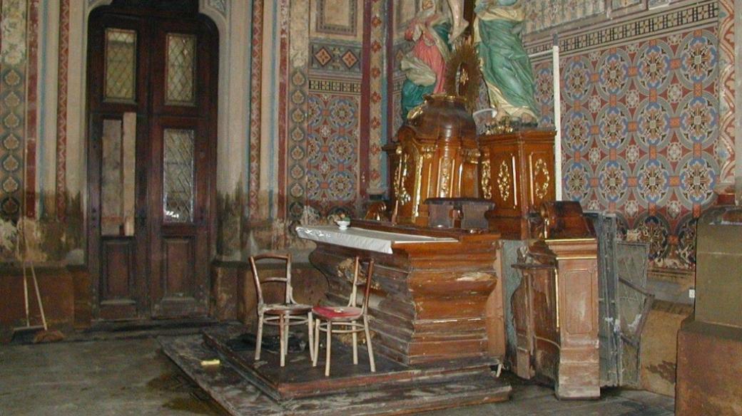 Interiér kostela sv. Cyrila a Metoděje v Karlíně po povdni v roce 2002