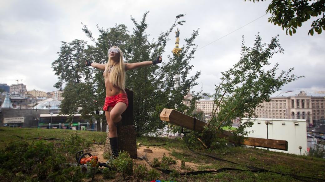 Aktivistka hnutí Femen u pokáceného kříže nad kyjevským náměstím Nezávislosti