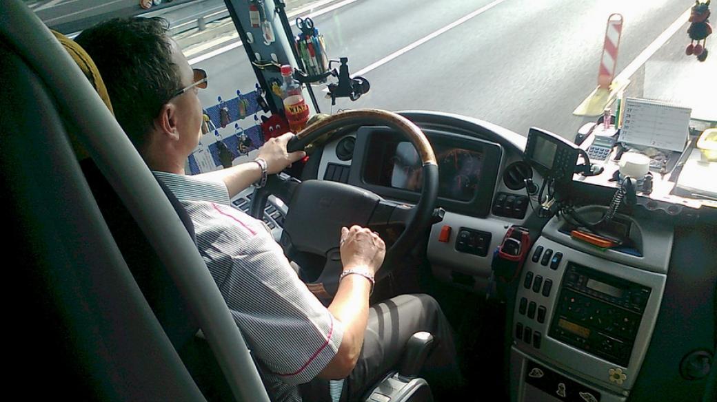 dálkový autobus, řidič
