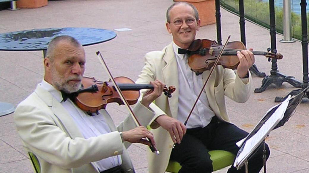 Jan Dalecký (vlevo) se svým kolegou houslistou