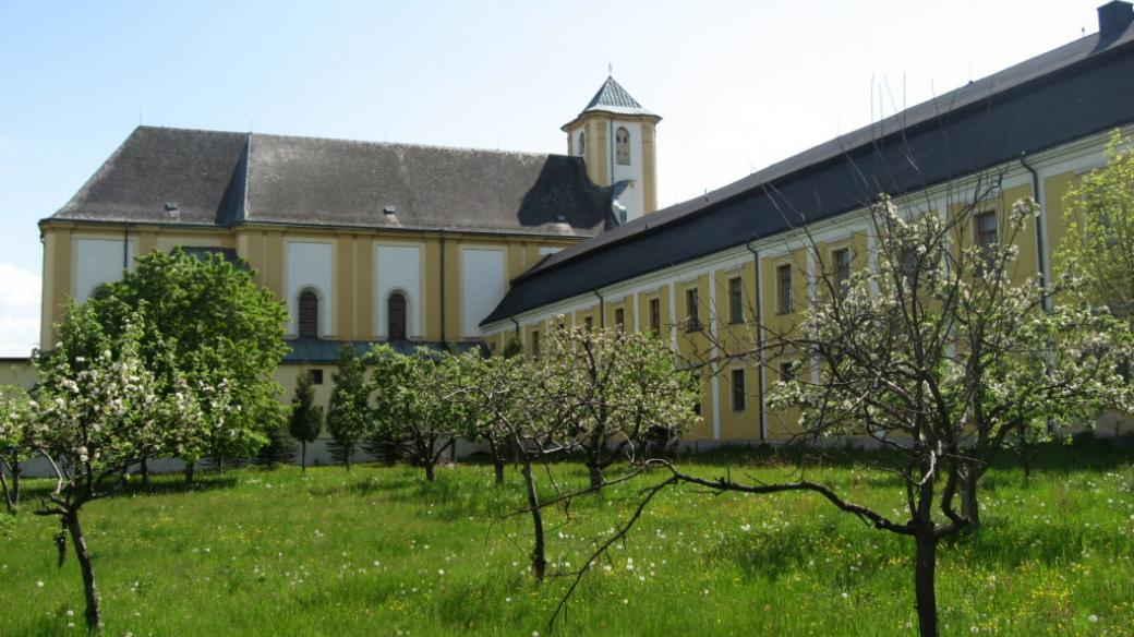 Někdejší piaristická kolej (1724-1733) s kostelem Navštívení Panny Marie (1755-1767) v Bílé Vodě, okres Jeseník. Pohled na severovýchodní stranu areálu od severu