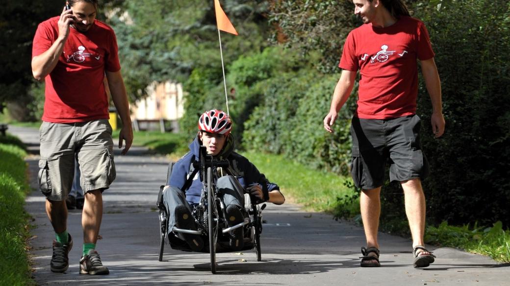Výuka jízdy na handbiku v Centru Paraple