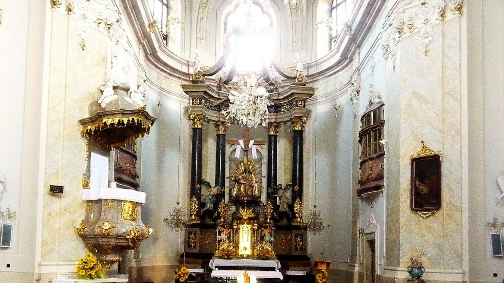 Oltář z černého a červeného mramoru vytěženého v Těšeticích na Kroměřížsku nezapře dobu svého vzniku, tedy polovinu 18. století, vévodí mu však socha Panny Marie z 15. století