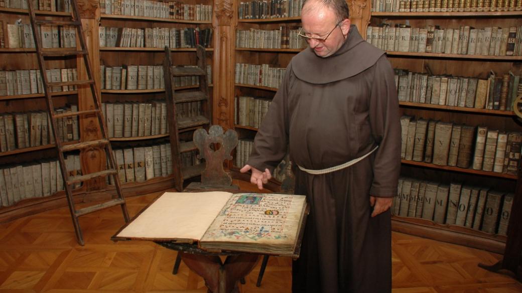 Otec Antonín Klaret Dąbrowski v knihovně ve františkánském klášteře při kostele Panny Marie Sněžné v Praze
