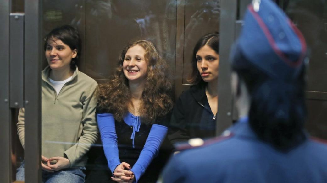 Členky skupiny Pussy Riot Jekatěrina Samucevičová, Maria Aljochinová a Naděžda Tolokonnikovová u Městského soudu v Moskvě 10. října 2012