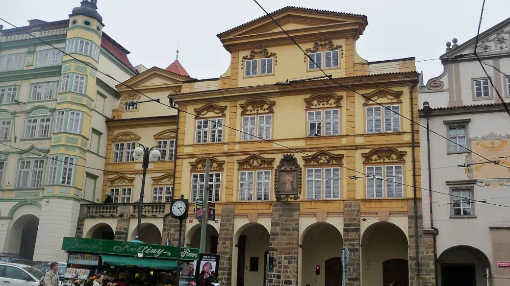 Šternberský palác se nachází mezi palácem Smiřických a Velikovským domem