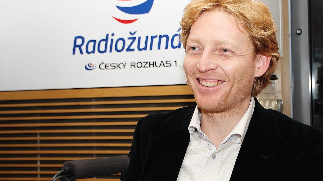 Podnikatel a autor myšlenky pozitivní evoluce Karel Janeček přijal pozvání Veroniky Sedláčkové do studia Radiožurnálu