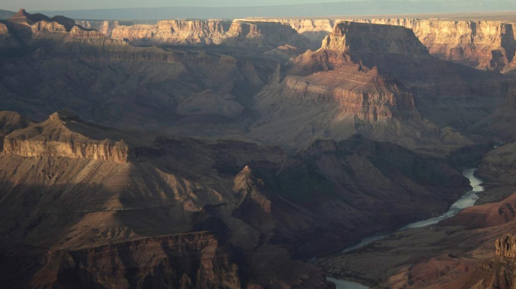 Velký kaňon vyhloubila řeka Colorado v polopouštní skalnaté krajině na území dnešního státu Arizona. Je dlouhý přes 440 kilometrů