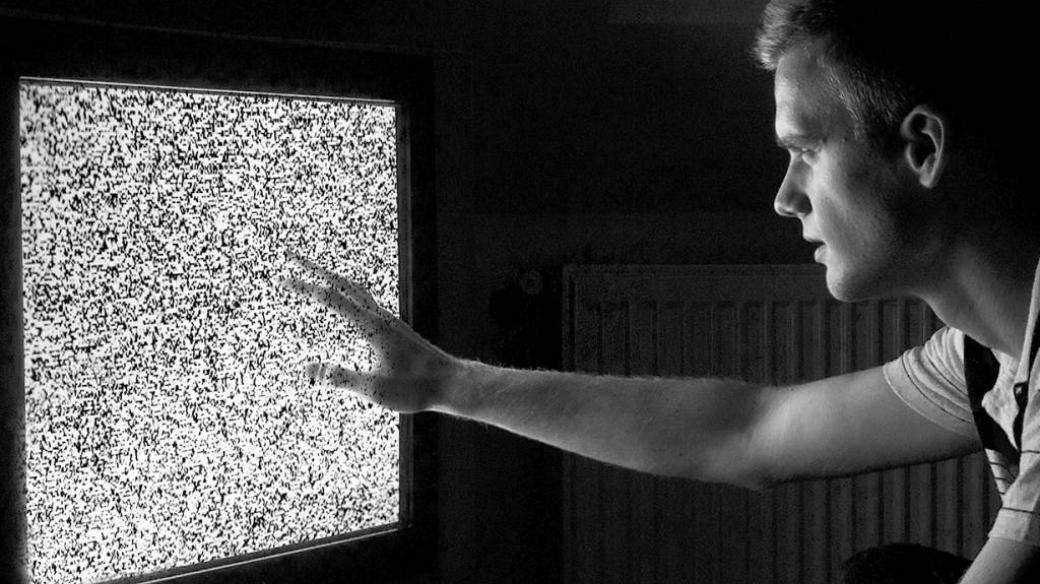 Muž a televize, ilustrační foto