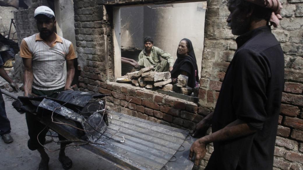 Pákistánští křesťané odklízejí trosky svých domů