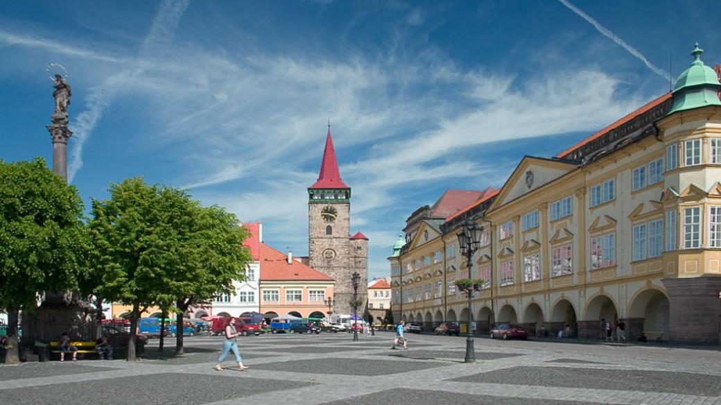 Jičín - Valdštejnovo náměstí, uprostřed rozhledna Valdická brána