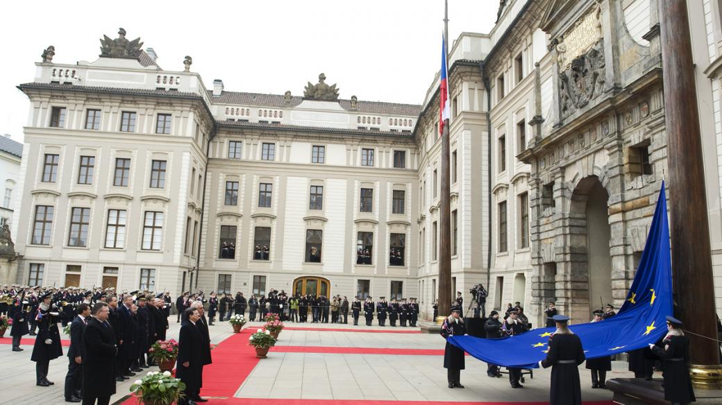 Zeman a Barroso vztyčili na Pražském hradě vlajku