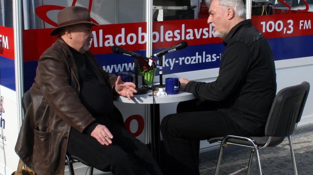 Ota Jirák při živém vysílání Tandemu s Janem Rosákem v Mladé Boleslavi