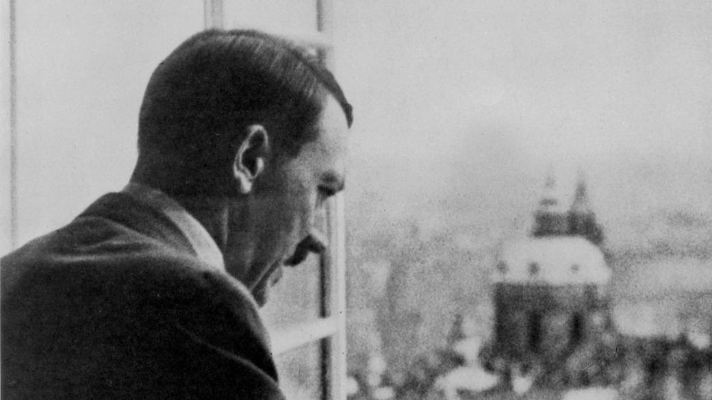 1939, Adolf Hitler shlíží z okna Pražského hradu